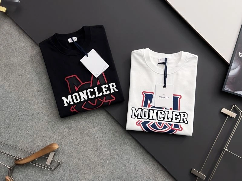 Moncler T-Shirts Versatile 141420