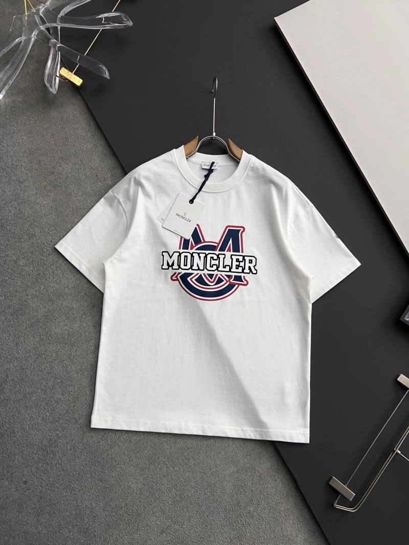 Moncler T-Shirts Versatile 141420