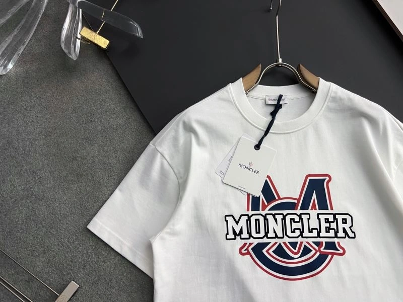Moncler T-Shirts Versatile 141420
