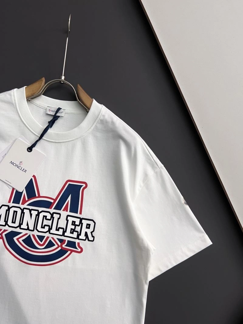 Moncler T-Shirts Versatile 141420