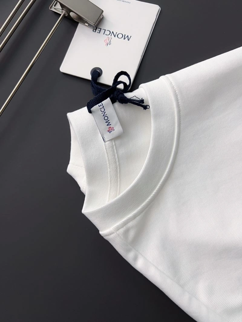 Moncler T-Shirts Versatile 141420