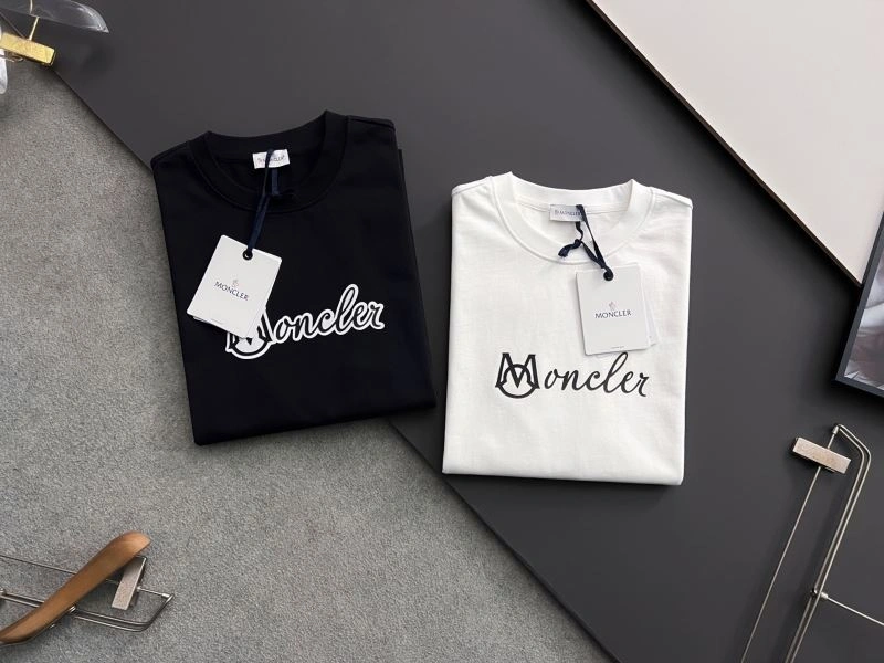 Moncler T-Shirts Resilient 141392