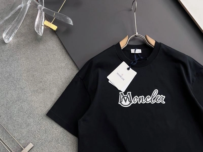 Moncler T-Shirts Resilient 141392