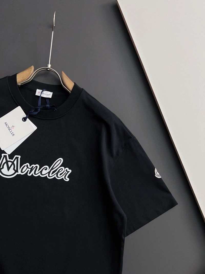 Moncler T-Shirts Resilient 141392