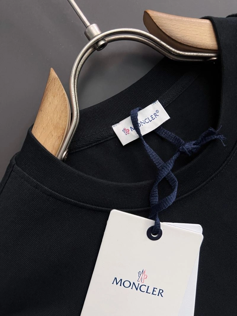 Moncler T-Shirts Resilient 141392