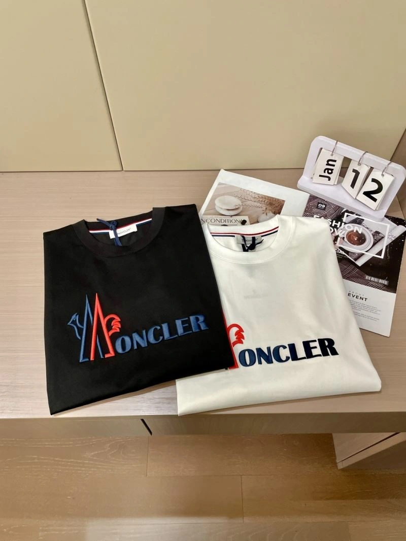 Moncler T-Shirts Sleek 141291