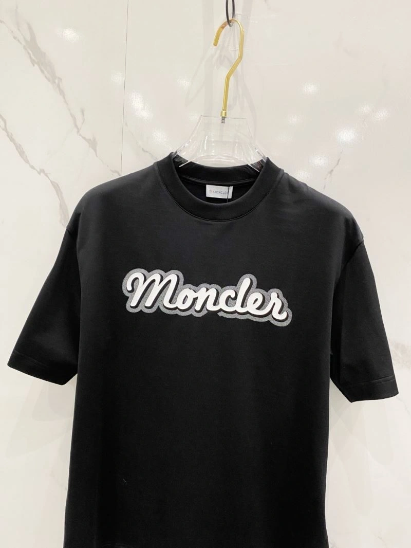 Moncler T-Shirts Snug 140972