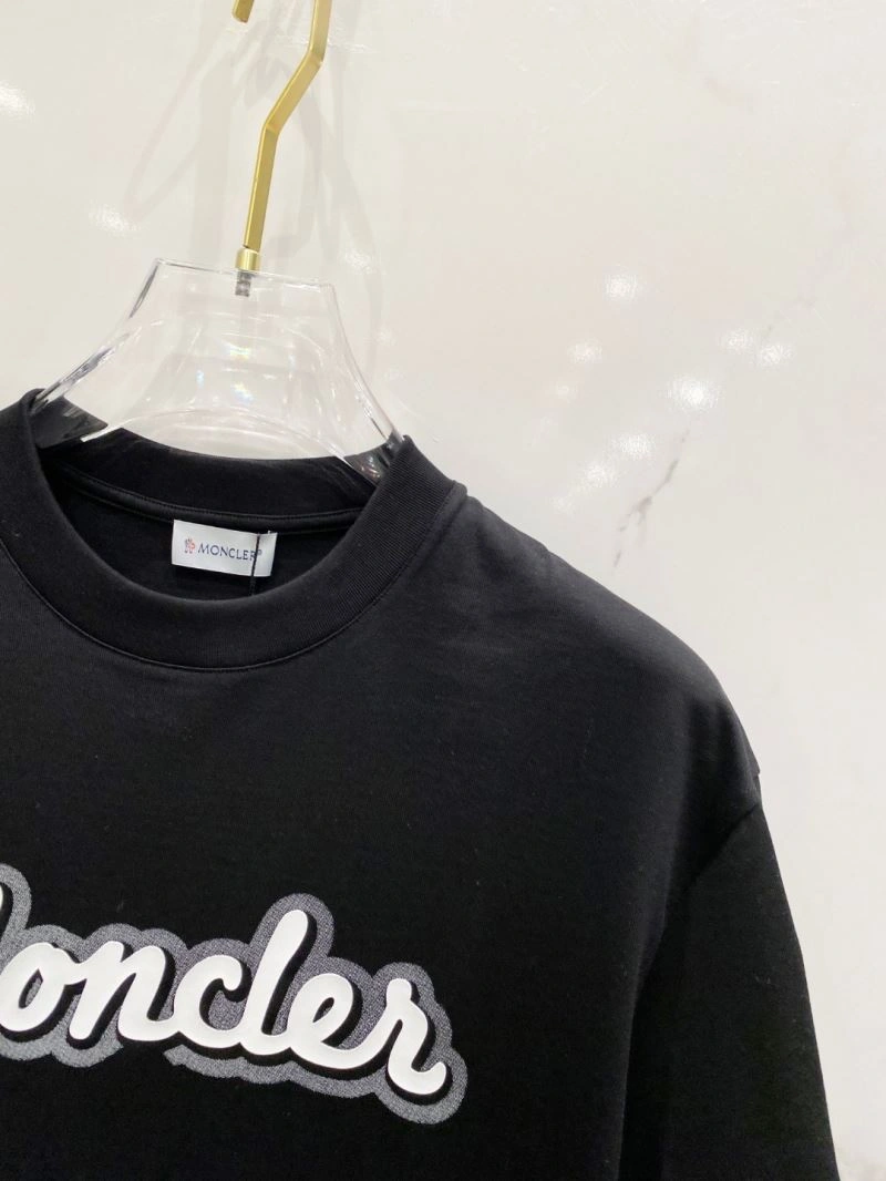 Moncler T-Shirts Snug 140972