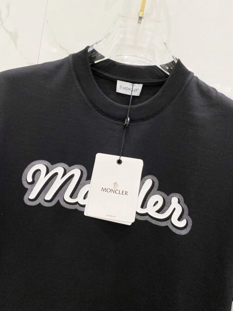 Moncler T-Shirts Snug 140972