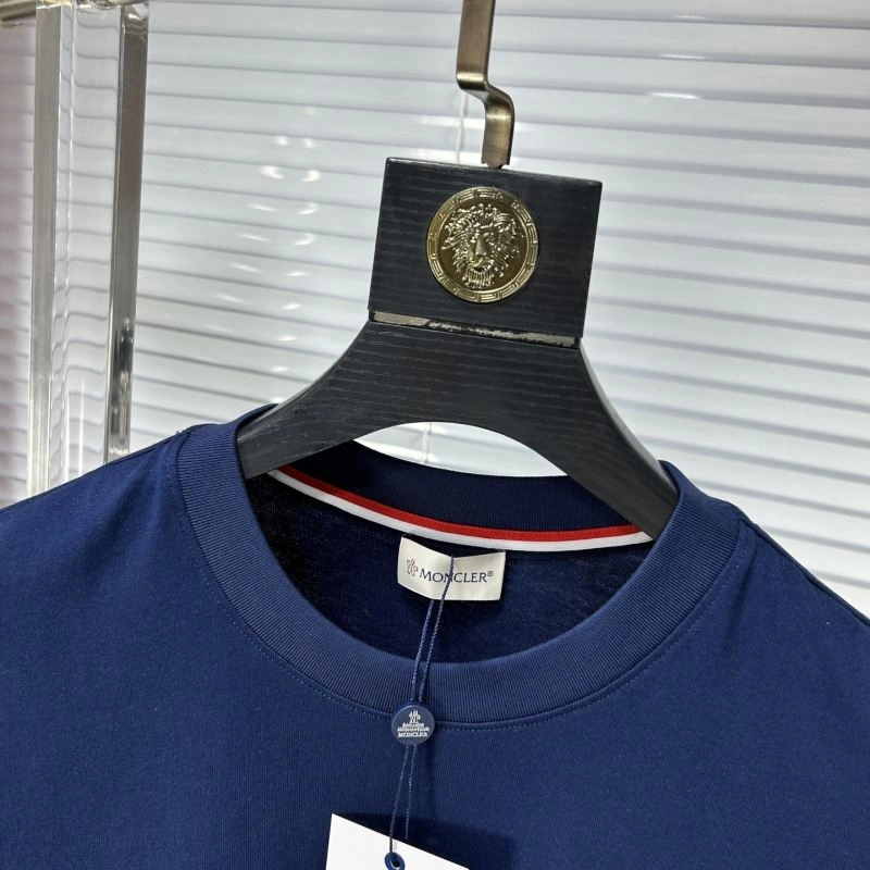 Moncler T-Shirts Sleek 140868