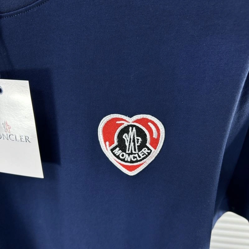Moncler T-Shirts Sleek 140868
