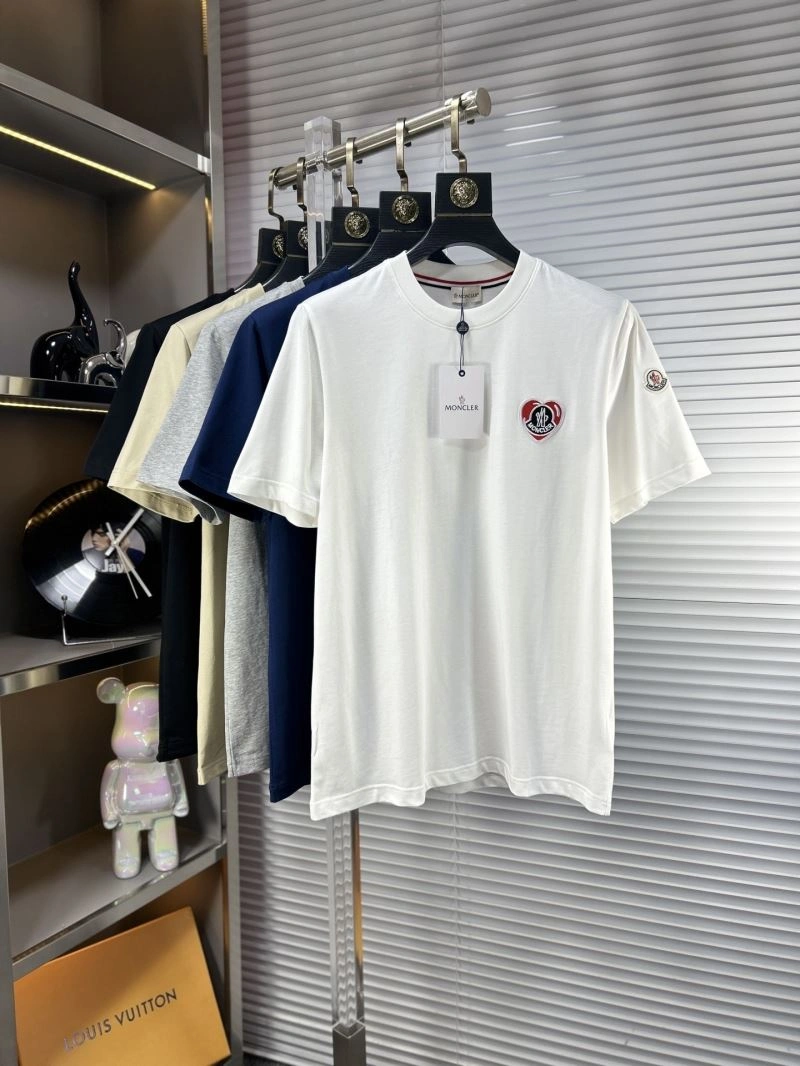 Moncler T-Shirts Sleek 140868