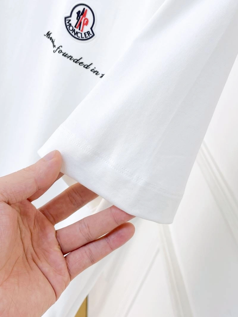 Moncler T-Shirts Breathable 140893