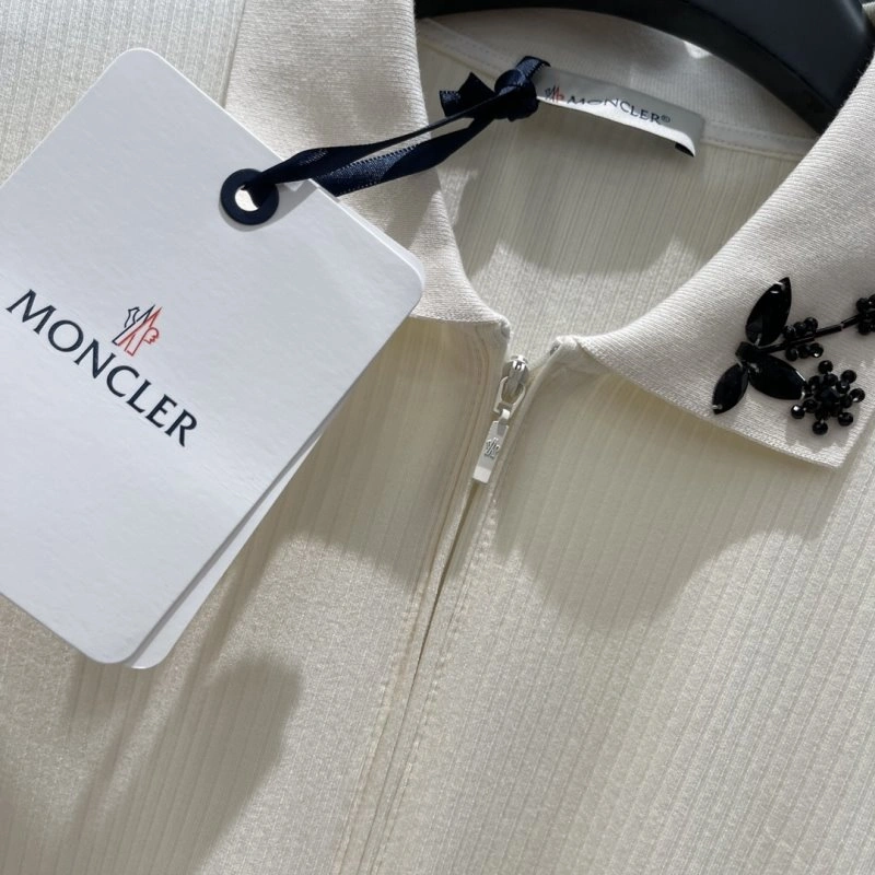 Moncler T-Shirts Resilient 139717