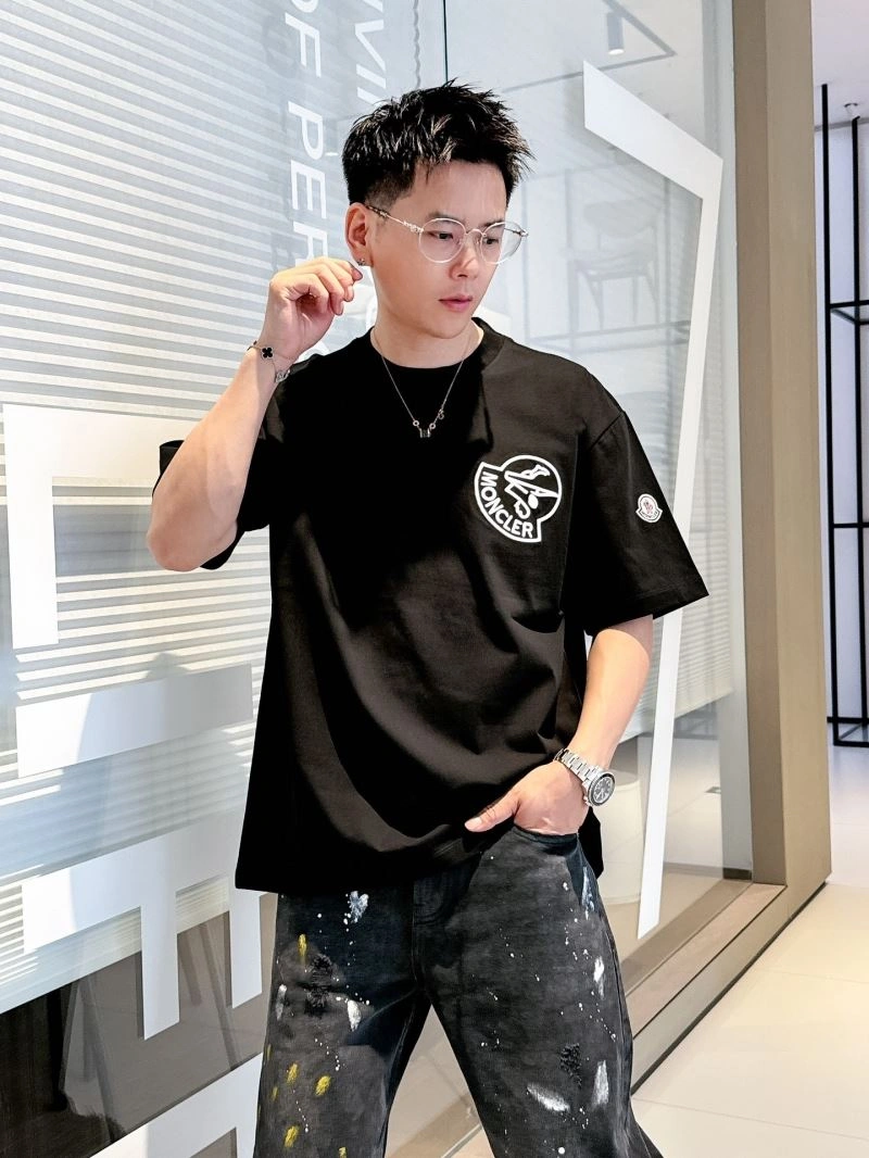 Moncler T-Shirts Snug 140564