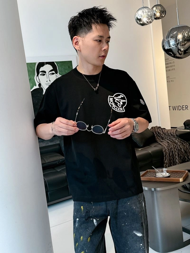 Moncler T-Shirts Snug 140564