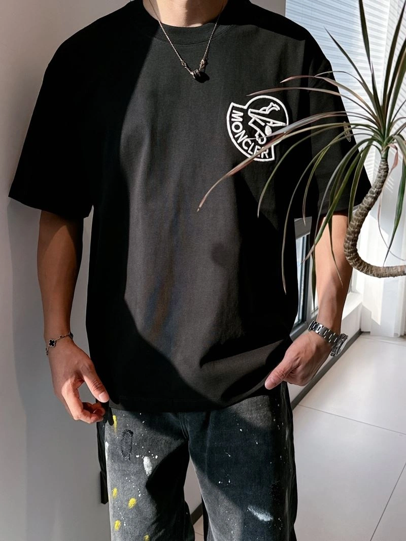 Moncler T-Shirts Snug 140564