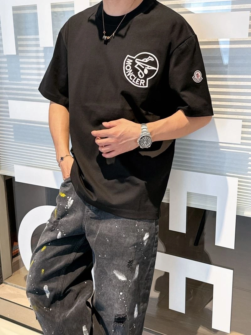 Moncler T-Shirts Snug 140564