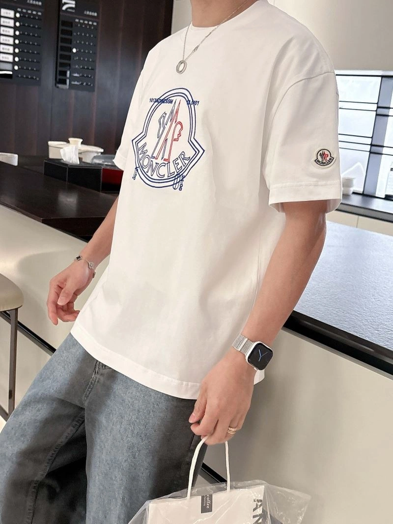 Moncler T-Shirts Vibrant 140498
