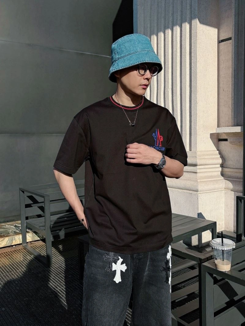 Moncler T-Shirts Snug 140442