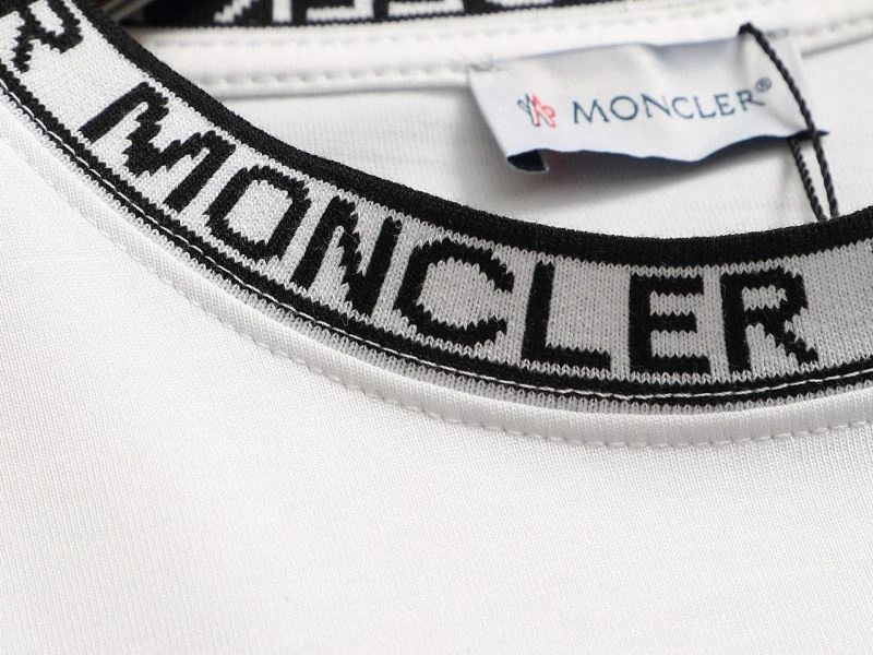 Moncler T-Shirts Stretchable 140384
