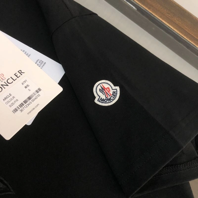 Moncler T-Shirts Minimalist 140092