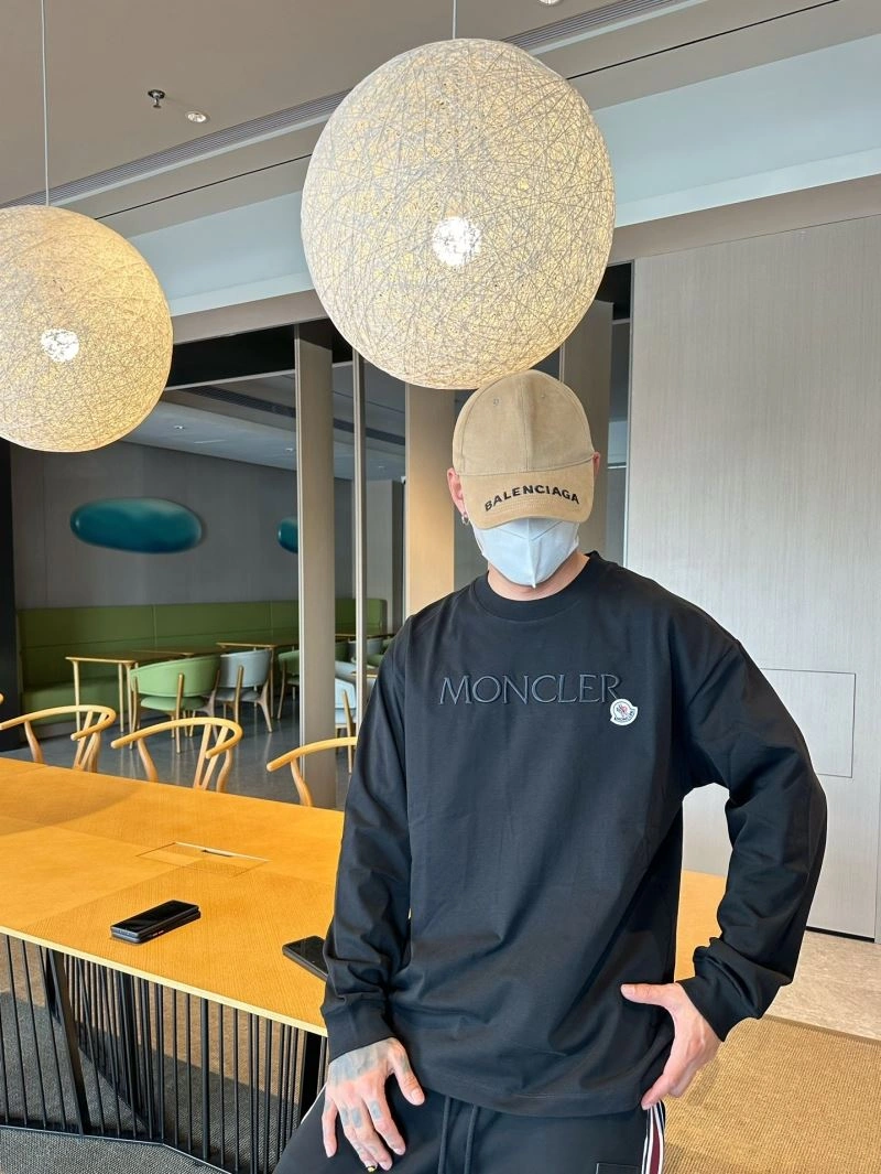 Moncler T-Shirts Resilient 139998