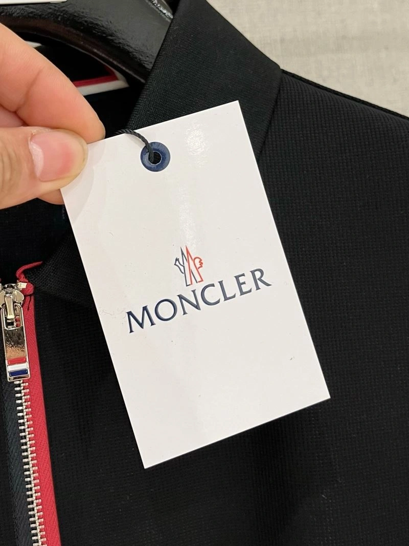 Moncler T-Shirts Snug 139991