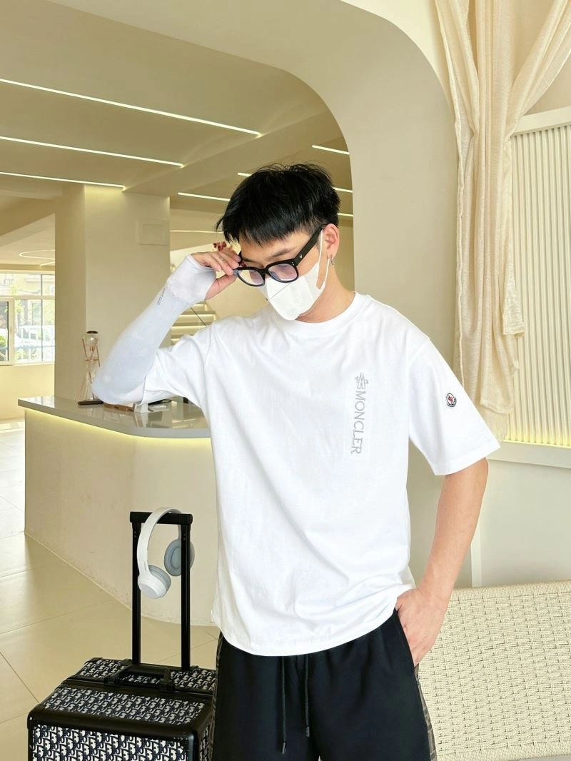 Moncler T-Shirts Breathable 139966