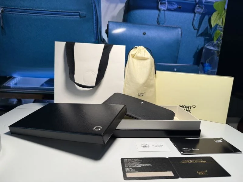 Sleek Montblanc Wallets Purse 38462