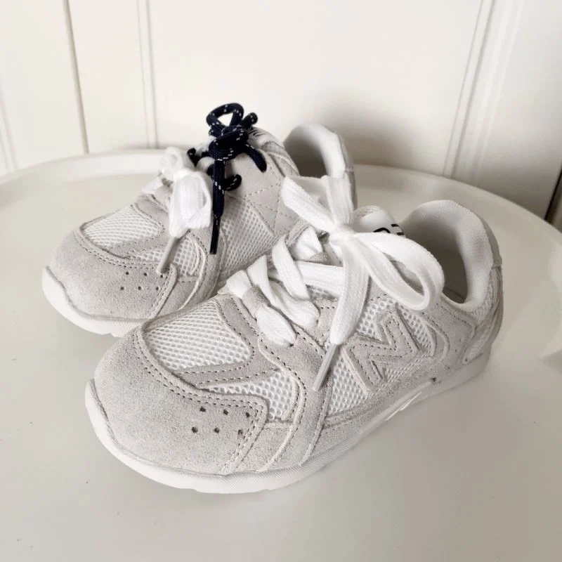 Stylish NEW BALANCE SHOES 30043