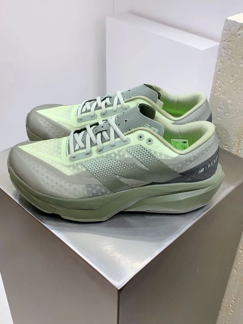 Sporty New Balance Shoes 4193