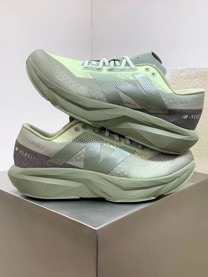 Sporty New Balance Shoes 4193