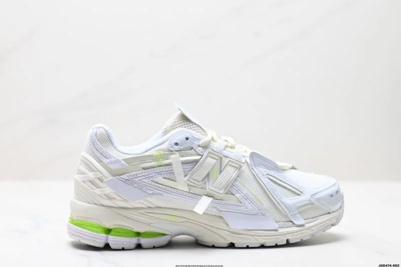 Sleek New Balance Shoes 3226