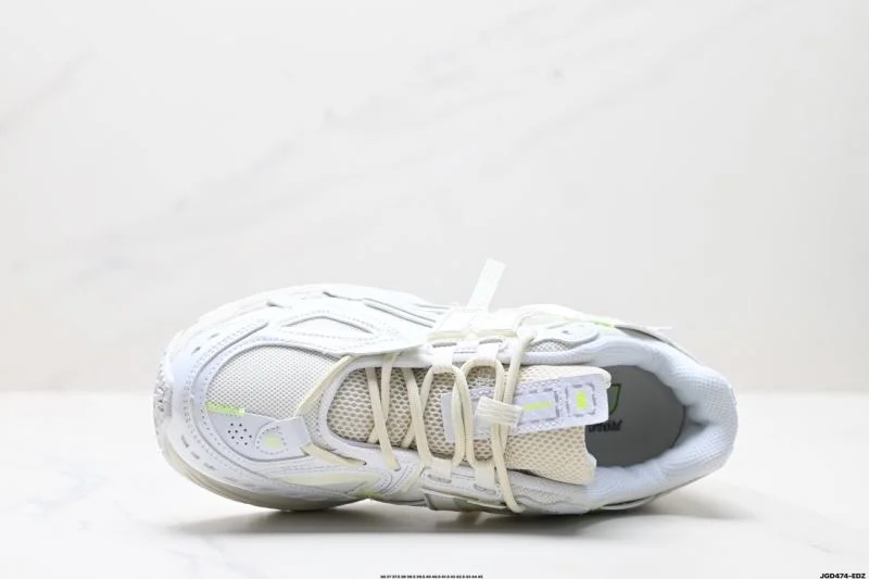 Sleek New Balance Shoes 3226