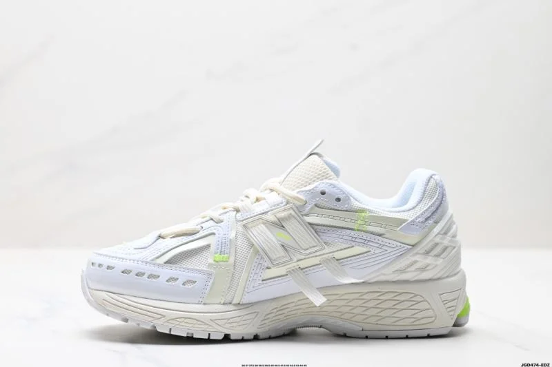 Sleek New Balance Shoes 3226