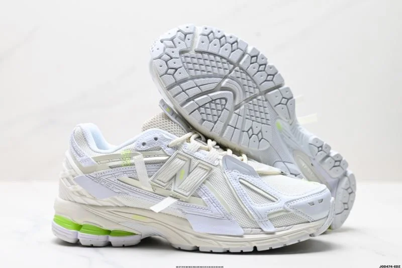 Sleek New Balance Shoes 3226