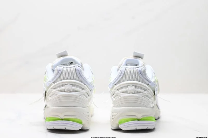 Sleek New Balance Shoes 3226
