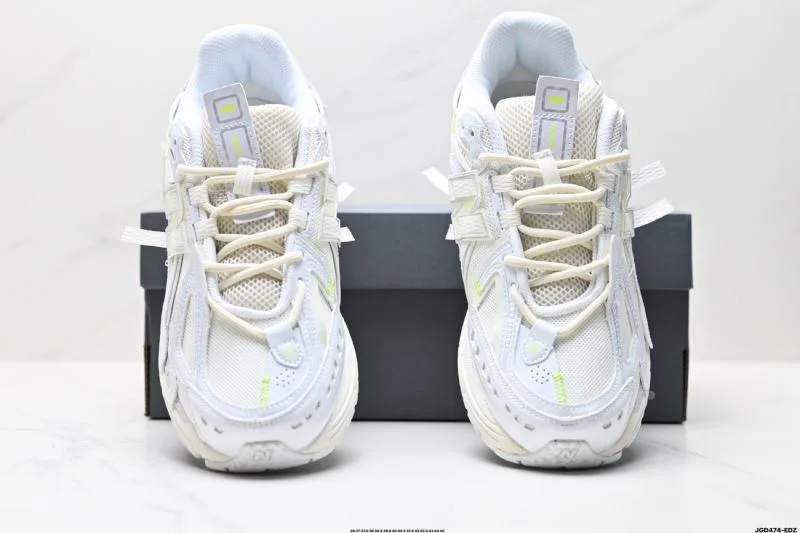 Sleek New Balance Shoes 3226