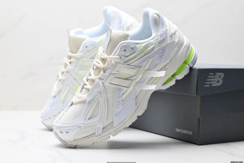 Sleek New Balance Shoes 3226