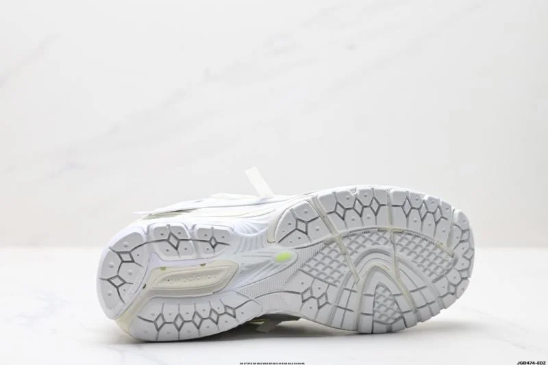 Sleek New Balance Shoes 3226