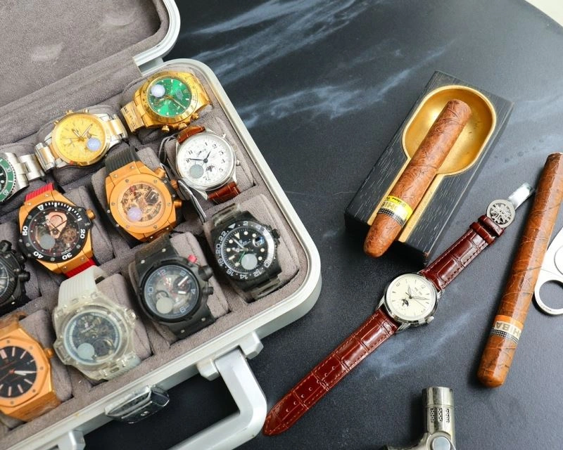 Compact PATEK PHILIPPE Watches 197969