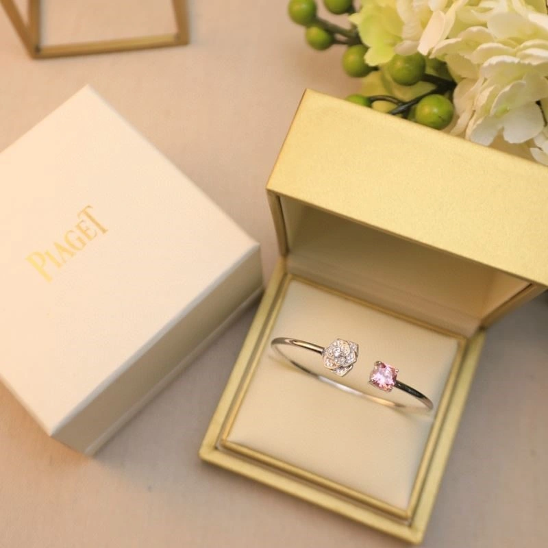 Refined Piaget Bracelets 210500
