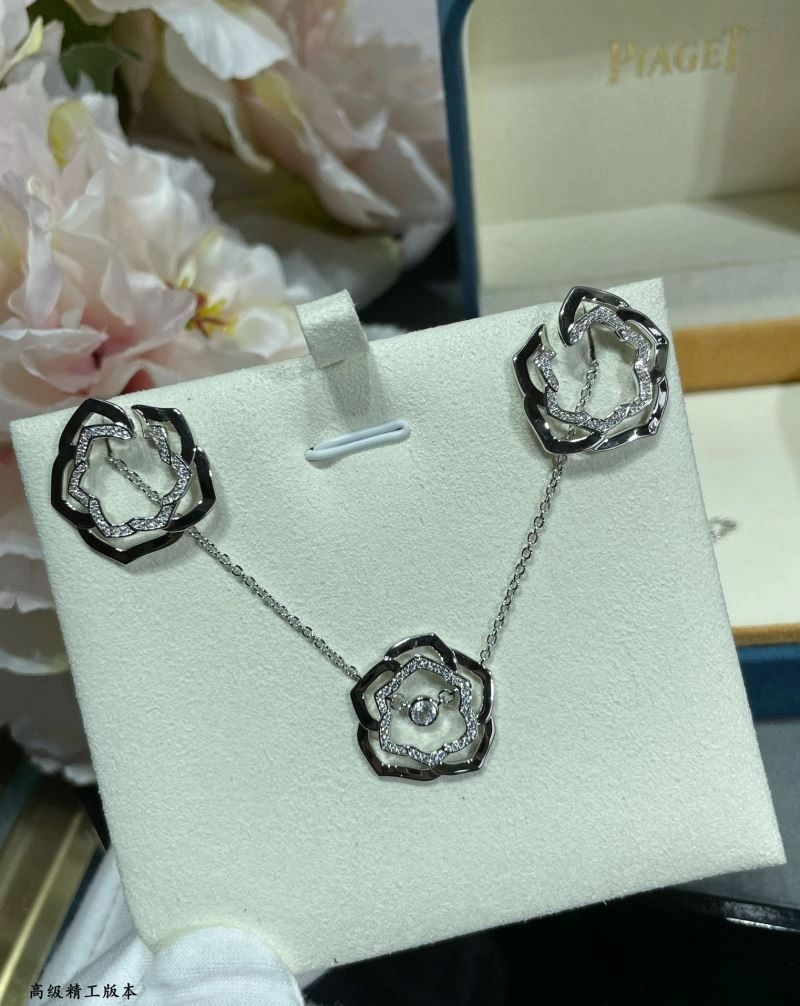 Sporty Piaget Necklaces 211776