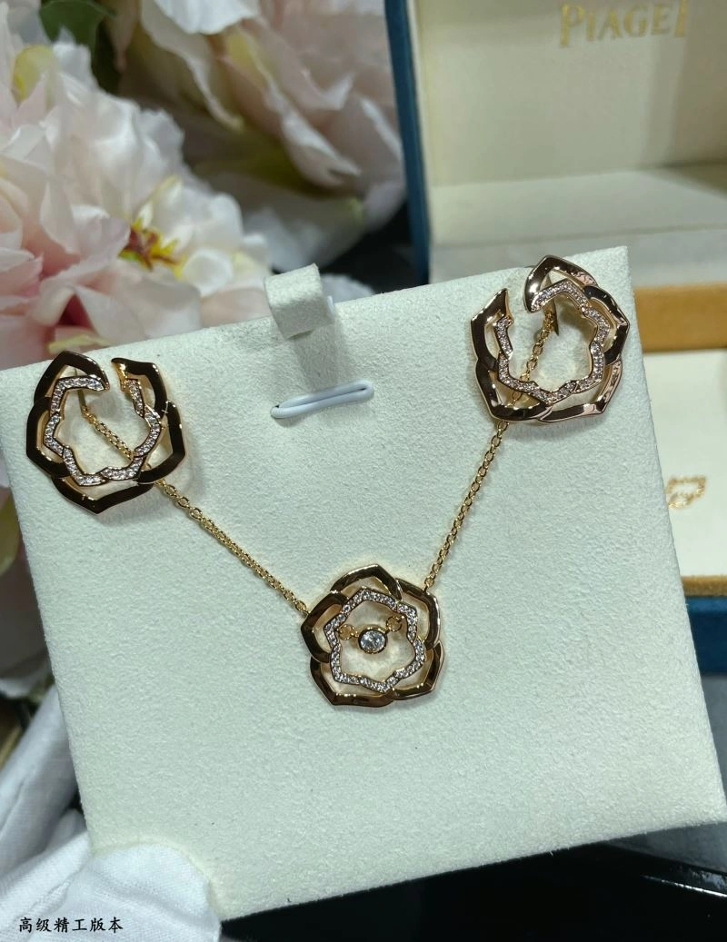 Sporty Piaget Necklaces 211776