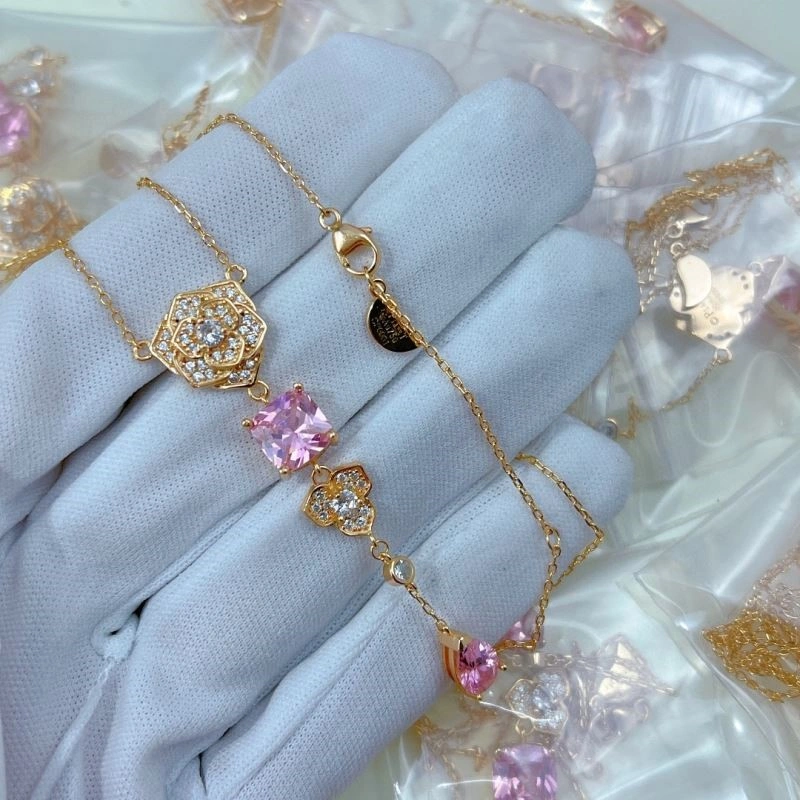 Piaget Necklaces Modern 210490