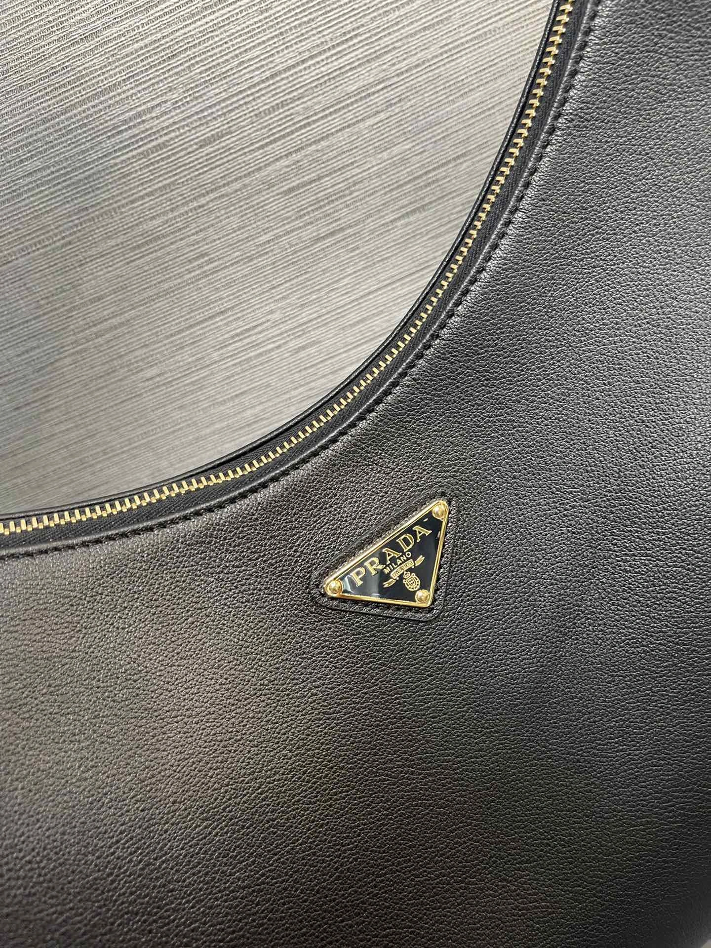 RelaxedFit Prada Hobo Bags 71660