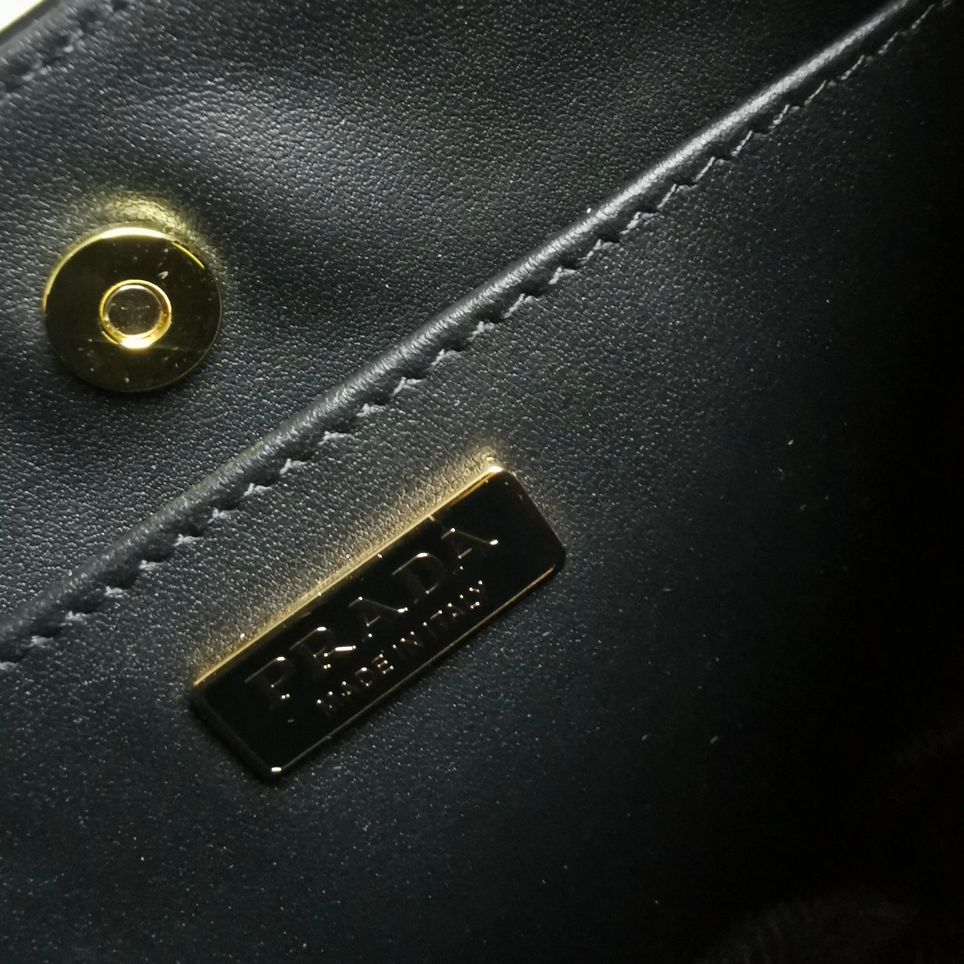 Flexible Prada Hobo Bags 73659