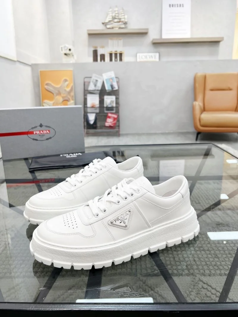 Prada Low Shoes Sophisticated 33926