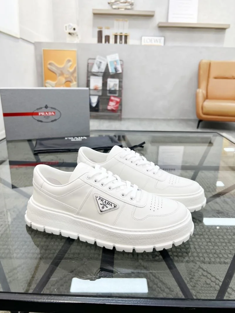 Prada Low Shoes Sophisticated 33926